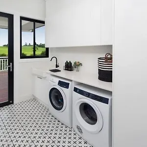 The Easton - Hamptons Countryside Retreat Maleny